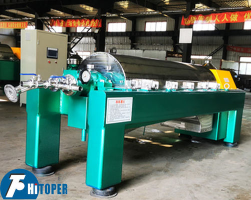 Centrifuge décanteuse industrielle conçue pour la séparation triphasique et le traitement continu des mélanges liquide-liquide-solide